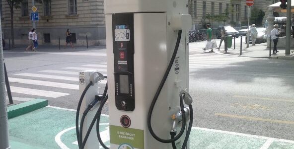 Une borne de recharge, install&eacute;e devant le parlement hongrois. Cr&eacute;dit DBT