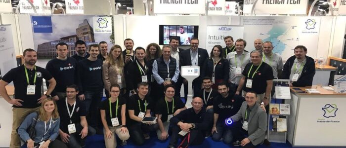 Photo de groupe des start-ups nordistes sur le stand du CES de Las Vegas. cr&eacute;dit Euratechnologies.
